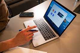 苹果手机充电充不进去是什么原因？是充电口损坏了吗？